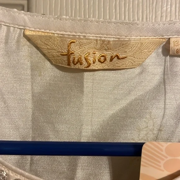 Fusion fancy floral embroidered kurta. NWT - Picture 4 of 8